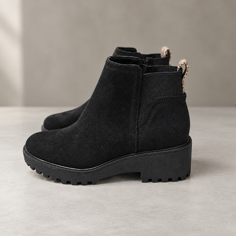 NWT Universal Threads Women's Lug sole Chelsea Booties Size 6.5